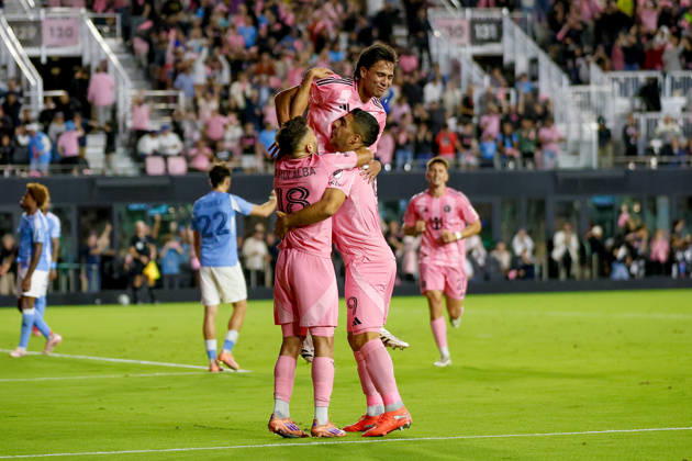FT. LAUDERDALE, FL - NOVEMBER 29: Inter Miami midfielder Telasco Segovia (8) celebrates his goal with Inter Miami forward Luis Suarez (9) and Inter Miami defender Jordi Alba (18) in the second half during the MLS, Fussball Herren, USA Eastern Conference finals match between Inter Miami CF and New York City FC at Chase Stadium on November 29, 2025 in Fort Lauderdale, Florida. (Photo by Chris Arjoon Icon Sportswire) SOCCER: NOV 29 MLS Cup Playoffs Inter Miami CF vs NYC FC EDITORIAL USE ONLY Icon25112900160