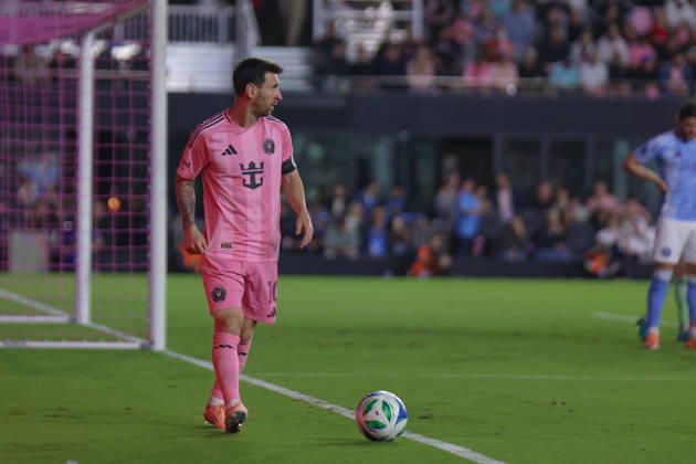 FT. LAUDERDALE, FL - NOVEMBER 29: Inter Miami forward Lionel Messi (10) looks on in the second half during a MLS, Fussball Herren, USA Cup Playoffs match between Inter Miami CF and New York City FC at Chase Stadium on November 29, 2025 in Fort Lauderdale, Florida. (Photo by Chris Arjoon Icon Sportswire) SOCCER: NOV 29 MLS Cup Playoffs Inter Miami CF vs NYC FC EDITORIAL USE ONLY Icon25112900146