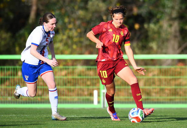 Soccer European Championship Qualification U19 Juniors Germany Faroe Islands on 29 11 2025 at the Sportschule Wedau in Duisburg Helga Mikkelsen Faroe Islands , left Rose Rückert Germany , right DFB regulations prohibit any use of photographs as image sequences and or quasi video Nordrhein Westfalen Germany