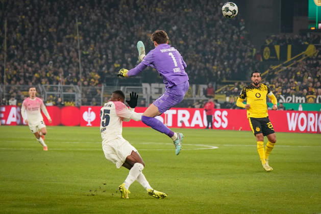 Germany Soccer DFB Cup 2025 26, Round of 16 Borussia Dortmund vs Bayer 04 Leverkusen Signal Iduna Park Dortmund Gregor Kobel Borussia Dortmund, 1 Christian Kofane Bayer Leverkusen, 35 Copyright: xJOERANxSTEINSIEKx