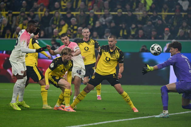 02 12 2025, xjhx, Fußball DFB Pokal Achtelfinale, Borussia Dortmund Bayer 04 Leverkusen emspor, v l Ibrahim Maza Leverkusen, 30 schiesst Tor, schießt, Torschuetze, erzielt Tor, Treffer, scores the goal 0 1 DFL DFB REGULATIONS PROHIBIT ANY USE OF PHOTOGRAPHS as IMAGE SEQUENCES and or QUASI VIDEO Dortmund