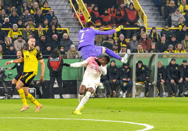 duel between Gregor KOBEL Borussia Dortmund, 1 and Christian KOFANE Bayer 04 Leverkusen, 35 Borussia Dortmund Bayer Leverkusen, DFB Pokal Round of 16 in Dortmund, Signal Iduna Park DFL regulations prohibit any use of photographs as image sequences and or quasi video Copyright: HMBxMedia xMarcoxBader