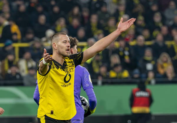 Waldemar ANTON Borussia Dortmund, 3 reklamiert, complain Borussia Dortmund Bayer Leverkusen, DFB Pokal Achtelfinale Round of 16 in Dortmund, Signal Iduna Park DFL regulations prohibit any use of photographs as image sequences and or quasi video Copyright: HMBxMedia xMarcoxBader