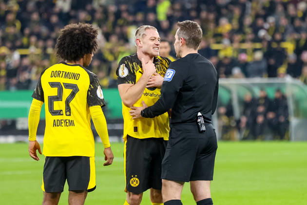 Julian Ryerson Borussia Dortmund and referee Tobias Stieler GER, Borussia Dortmund vs Bayer Leverkusen, Football, DFB Pokal, Round of 16, Season 2025 2026, 02 12 2025 DFL REGULATIONS PROHIBIT ANY USE OF PHOTOGRAPHS AS IMAGE SEQUENCES AND OR QUASI VIDEO GER, Borussia Dortmund vs Bayer Leverkusen, Football, DFB Pokal, Round of 16, Season 2025 2026, 02 12 2025 Dortmund Copyright: xEibner-Pressefoto FrankxZeisingx EP_FZG