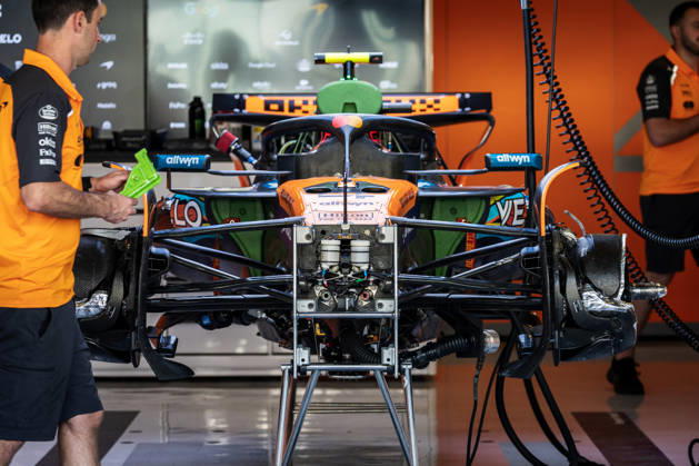 2025 Formula One Abu Dhabi Grand Prix Yas Marina Circuit, Abu Dhabi, United Arab Emirates. 4.December.2025; McLaren F1 Team MCL39 in the garage during Formula One Abu Dhabi Grand Prix (Photo by Jay Hirano) Abu Dhabi Yas Marina Circuit United Arab Emirates Copyright: xJayxHiranox