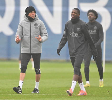 Paris Saint-Germain media day at the PSG Campus POISSY, FRANCE - DECEMBER 04: Head coach of PSG Luis Enrique (L) and Ousmane Dembele (R) gesture during a training session on media day at the PSG Campus in Poissy, west of Paris, France on December 04, 2025. Mustafa Yalcin Anadolu Poissy France. Editorial use only. Please get in touch for any other usage. Copyright: x2025xAnadoluxMustafaxYalcinx