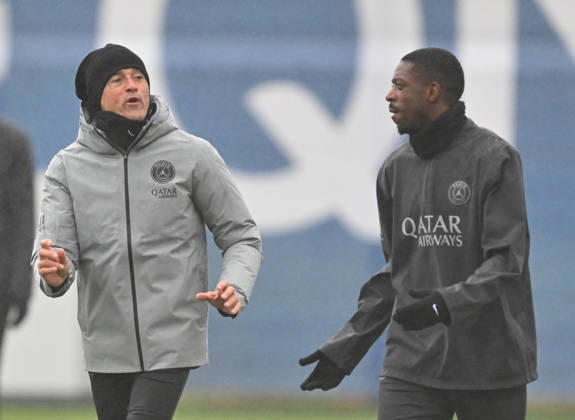 Paris Saint-Germain media day at the PSG Campus POISSY, FRANCE - DECEMBER 04: Head coach of PSG Luis Enrique (L) and Ousmane Dembele (R) gesture during a training session on media day at the PSG Campus in Poissy, west of Paris, France on December 04, 2025. Mustafa Yalcin Anadolu Poissy France. Editorial use only. Please get in touch for any other usage. Copyright: x2025xAnadoluxMustafaxYalcinx