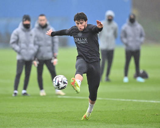 Paris Saint-Germain media day at the PSG Campus POISSY, FRANCE - DECEMBER 04: Player of Paris Saint-Germain Joao Neves in action during a training session on media day at the PSG Campus in Poissy, west of Paris, France on December 04, 2025. Mustafa Yalcin Anadolu Poissy France. Editorial use only. Please get in touch for any other usage. Copyright: x2025xAnadoluxMustafaxYalcinx