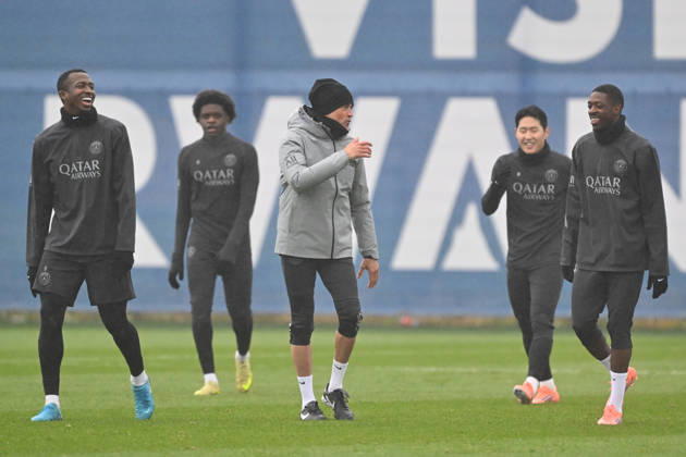 Paris Saint-Germain media day at the PSG Campus POISSY, FRANCE - DECEMBER 04: Head coach of PSG Luis Enrique (C), Ousmane Dembele (R) and Willian Pacho (L) smile during a training session on media day at the PSG Campus in Poissy, west of Paris, France on December 04, 2025. Mustafa Yalcin Anadolu Poissy France. Editorial use only. Please get in touch for any other usage. Copyright: x2025xAnadoluxMustafaxYalcinx