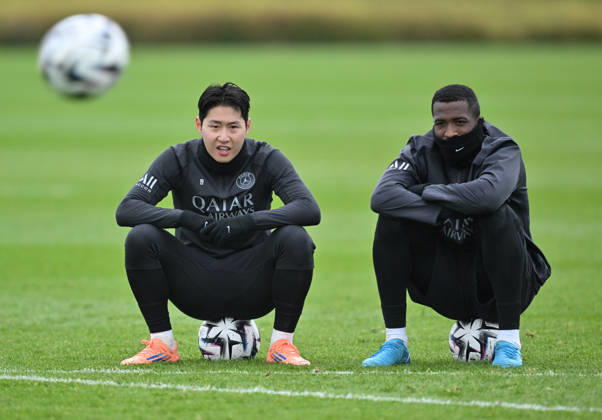 Paris Saint-Germain media day at the PSG Campus POISSY, FRANCE - DECEMBER 04: Players of Paris Saint-Germain (PSG) Lee Kang-in (L) and Willian Pacho (R) are seen during a training session on media day at the PSG Campus in Poissy, west of Paris, France on December 04, 2025. Mustafa Yalcin Anadolu Poissy France. Editorial use only. Please get in touch for any other usage. Copyright: x2025xAnadoluxMustafaxYalcinx