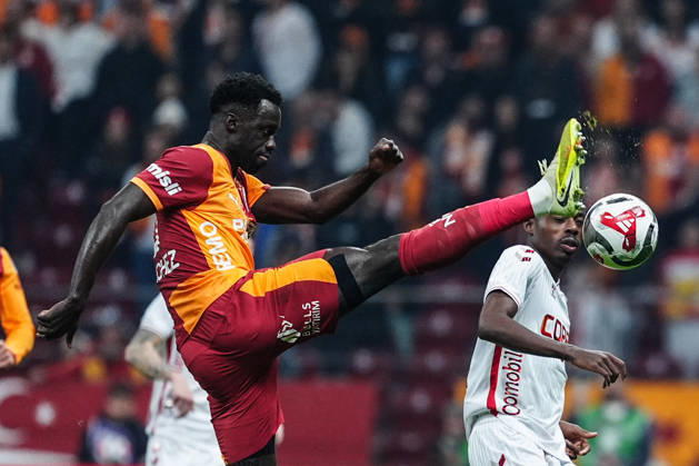 Galatasaray v Samsunspor - Turkish Super Lig ISTANBUL, TURKIYE - DECEMBER 5: Davinson Sanchez (L) of Galatasaray in action against Anthony Musaba (R) of Samsunspor during Turkish Super Lig week 15 football match between Galatasaray and Samsunspor at RAMS Park in Istanbul, Turkiye on December 5, 2025. Bunyamin Celik Anadolu Istanbul Turkey. Editorial use only. Please get in touch for any other usage. Copyright: x2025xAnadoluxBunyaminxCelikx