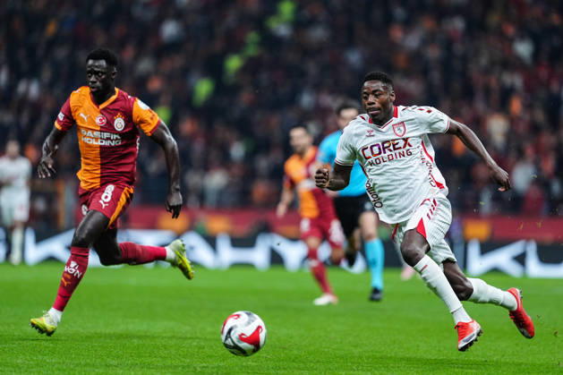 Galatasaray v Samsunspor - Turkish Super Lig ISTANBUL, TURKIYE - DECEMBER 5: Davinson Sanchez (L) of Galatasaray in action against Anthony Musaba (R) of Samsunspor during Turkish Super Lig week 15 football match between Galatasaray and Samsunspor at RAMS Park in Istanbul, Turkiye on December 5, 2025. Bunyamin Celik Anadolu Istanbul Turkey. Editorial use only. Please get in touch for any other usage. Copyright: x2025xAnadoluxBunyaminxCelikx