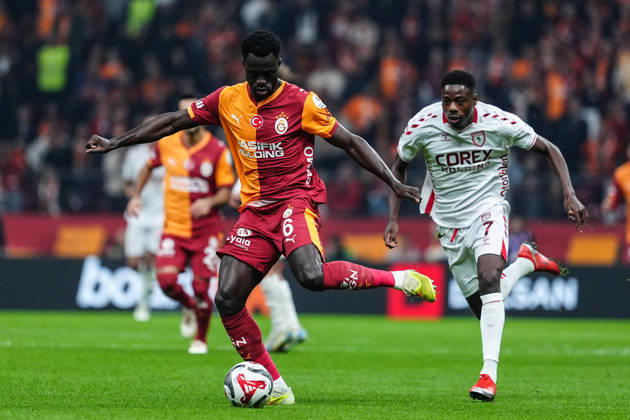 Galatasaray v Samsunspor - Turkish Super Lig ISTANBUL, TURKIYE - DECEMBER 5: Davinson Sanchez (L) of Galatasaray in action against Anthony Musaba (R) of Samsunspor during Turkish Super Lig week 15 football match between Galatasaray and Samsunspor at RAMS Park in Istanbul, Turkiye on December 5, 2025. Bunyamin Celik Anadolu Istanbul Turkey. Editorial use only. Please get in touch for any other usage. Copyright: x2025xAnadoluxBunyaminxCelikx