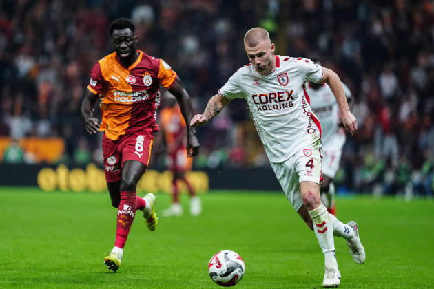 Galatasaray v Samsunspor - Turkish Super Lig ISTANBUL, TURKIYE - DECEMBER 5: Davinson Sanchez (6) of Galatasaray in action against Rick van Drongelen (4) of Samsunspor during Turkish Super Lig week 15 football match between Galatasaray and Samsunspor at RAMS Park in Istanbul, Turkiye on December 5, 2025. Bunyamin Celik Anadolu Istanbul Turkey. Editorial use only. Please get in touch for any other usage. Copyright: x2025xAnadoluxBunyaminxCelikx