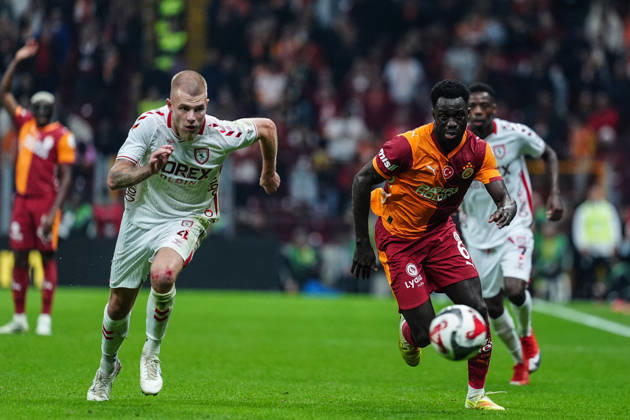 Galatasaray v Samsunspor - Turkish Super Lig ISTANBUL, TURKIYE - DECEMBER 5: Davinson Sanchez (6) of Galatasaray in action against Rick van Drongelen (4) of Samsunspor during Turkish Super Lig week 15 football match between Galatasaray and Samsunspor at RAMS Park in Istanbul, Turkiye on December 5, 2025. Bunyamin Celik Anadolu Istanbul Turkey. Editorial use only. Please get in touch for any other usage. Copyright: x2025xAnadoluxBunyaminxCelikx