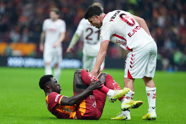 Galatasaray v Samsunspor - Turkish Super Lig ISTANBUL, TURKIYE - DECEMBER 5: Davinson Sanchez of Galatasaray gets injured during Turkish Super Lig week 15 football match between Galatasaray and Samsunspor at RAMS Park in Istanbul, Turkiye on December 5, 2025. Bunyamin Celik Anadolu Istanbul Turkey. Editorial use only. Please get in touch for any other usage. Copyright: x2025xAnadoluxBunyaminxCelikx