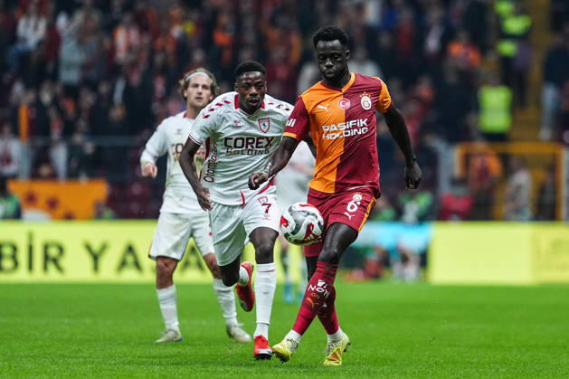 Galatasaray v Samsunspor - Turkish Super Lig ISTANBUL, TURKIYE - DECEMBER 5: Davinson Sanchez (6) of Galatasaray in action against Anthony Musaba (7) of Samsunspor during Turkish Super Lig week 15 football match between Galatasaray and Samsunspor at RAMS Park in Istanbul, Turkiye on December 5, 2025. Bunyamin Celik Anadolu Istanbul Turkey. Editorial use only. Please get in touch for any other usage. Copyright: x2025xAnadoluxBunyaminxCelikx