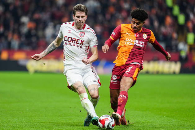 Galatasaray v Samsunspor - Turkish Super Lig ISTANBUL, TURKIYE - DECEMBER 5: Gabriel Sara (R) of Galatasaray in action against Logi Tomasson (L) of Samsunspor during Turkish Super Lig week 15 football match between Galatasaray and Samsunspor at RAMS Park in Istanbul, Turkiye on December 5, 2025. Bunyamin Celik Anadolu Istanbul Turkey. Editorial use only. Please get in touch for any other usage. Copyright: x2025xAnadoluxBunyaminxCelikx
