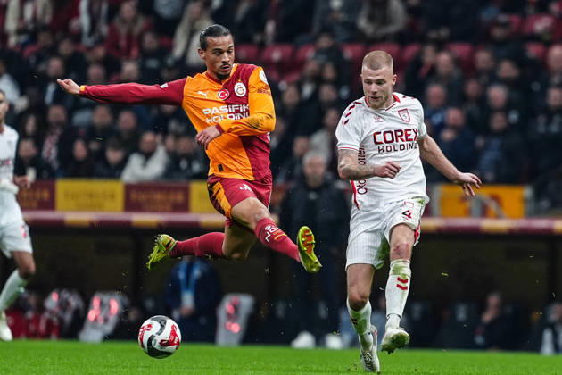 Galatasaray v Samsunspor - Turkish Super Lig ISTANBUL, TURKIYE - DECEMBER 5: Leroy Sane (L) of Galatasaray in action against Rick van Drongelen (R) of Samsunspor during Turkish Super Lig week 15 football match between Galatasaray and Samsunspor at RAMS Park in Istanbul, Turkiye on December 5, 2025. Bunyamin Celik Anadolu Istanbul Turkey. Editorial use only. Please get in touch for any other usage. Copyright: x2025xAnadoluxBunyaminxCelikx