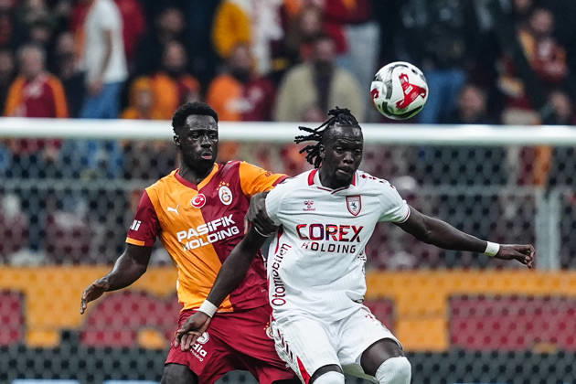 Galatasaray v Samsunspor - Turkish Super Lig ISTANBUL, TURKIYE - DECEMBER 5: Davinson Sanchez (L) of Galatasaray in action against Cherif Ndiaye (R) of Samsunspor during Turkish Super Lig week 15 football match between Galatasaray and Samsunspor at RAMS Park in Istanbul, Turkiye on December 5, 2025. Bunyamin Celik Anadolu Istanbul Turkey. Editorial use only. Please get in touch for any other usage. Copyright: x2025xAnadoluxBunyaminxCelikx