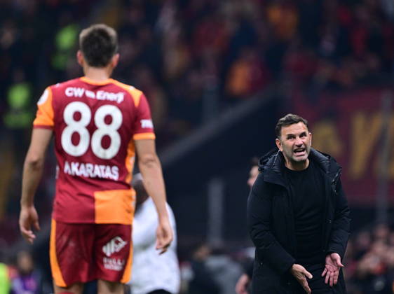 Galatasaray v Samsunspor - Turkish Super Lig ISTANBUL, TURKIYE - DECEMBER 5: Head coach Okan Buruk of Galatasaray gives tactics to his players during the Turkish Super Lig week 15 football match between Galatasaray and Samsunspor at RAMS Park in Istanbul, Turkiye on December 5, 2025. Abdulhamid Hosbas Anadolu Istanbul Turkey. Editorial use only. Please get in touch for any other usage. Copyright: x2025xAnadoluxAbdulhamidxHosbasx