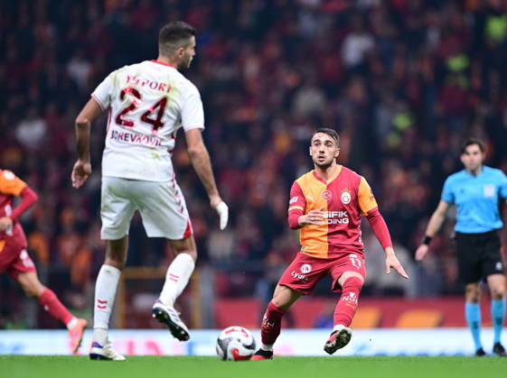 Galatasaray v Samsunspor - Turkish Super Lig ISTANBUL, TURKIYE - DECEMBER 5: Yunus Akgun (11) of Galatasaray in action during the Turkish Super Lig week 15 football match between Galatasaray and Samsunspor at RAMS Park in Istanbul, Turkiye on December 5, 2025. Abdulhamid Hosbas Anadolu Istanbul Turkey. Editorial use only. Please get in touch for any other usage. Copyright: x2025xAnadoluxAbdulhamidxHosbasx