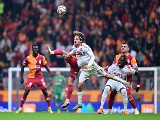 Galatasaray v Samsunspor - Turkish Super Lig ISTANBUL, TURKIYE - DECEMBER 5: Lucas Torreira (L) of Galatasaray in action against Carlo Holse (21) of Samsunspor during the Turkish Super Lig week 15 football match between Galatasaray and Samsunspor at RAMS Park in Istanbul, Turkiye on December 5, 2025. Abdulhamid Hosbas Anadolu Istanbul Turkey. Editorial use only. Please get in touch for any other usage. Copyright: x2025xAnadoluxAbdulhamidxHosbasx