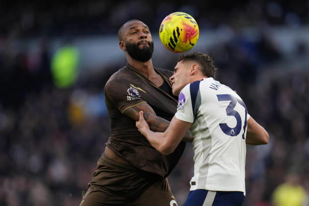Premier League Tottenham Hotspur v Brentford Igor Thiago of Brentford and Micky van de Ven of Tottenham Hotspur battle during the Premier League match Tottenham Hotspur vs Brentford at Tottenham Hotspur Stadium, London, United Kingdom, 6th December 2025 (Photo by Harvey Murphy News Images) Copyright: xHarveyxMurphy NewsxImagesx
