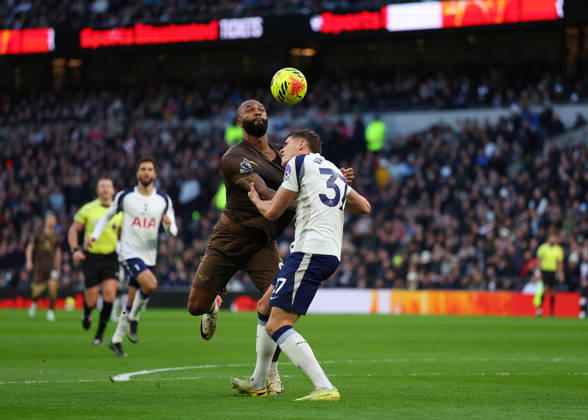6th December 2025; Tottenham Hotspur Stadium, London, England; Premier League Football, Tottenham Hotspur versus Brentford; Igor Thiago of Brentford challenged by Micky van de Ven of Tottenham Hotspur  JohnxPatrickxFletcher
