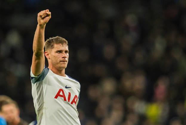 Tottenham Hotspur v Brentford Premier League Micky van de Ven of Tottenham Hotspur waves to the home support after victory over Brentford in the Premier League match at Tottenham Hotspur Stadium, London 06 12 2025 UK Newspapers OUT Copyright: xGraemexWilcocksonx FIL-22607-0062