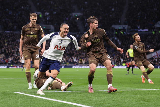 Tottenham Hotspur gegen Brentford 06. Dezember 2025, London Premier League Fußball Tottenham Hotspur gegen Brentford Xavi Simons von Tottenham Hotspur feiert sein zweites Tor Foto Jacques Feeney Abseits London UK  Copyright: xJacquesxFeeneyx xOffsidexOffside