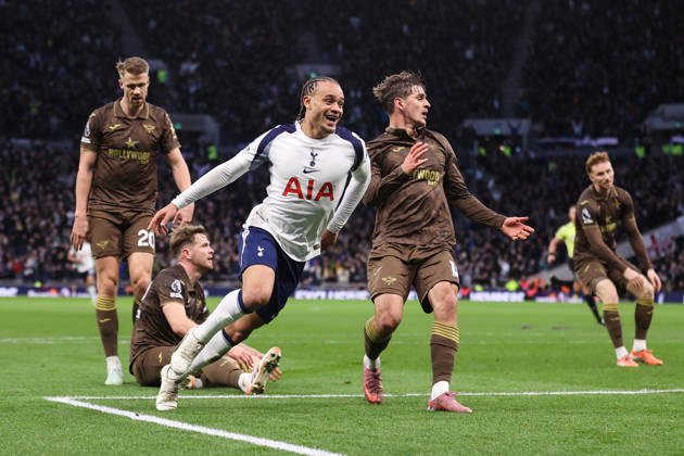 Tottenham Hotspur gegen Brentford 06. Dezember 2025, London Premier League Fußball Tottenham Hotspur gegen Brentford Xavi Simons von Tottenham Hotspur feiert sein zweites Tor Foto Jacques Feeney Abseits London UK  Copyright: xJacquesxFeeneyx xOffsidexOffside