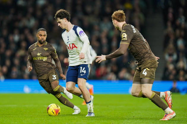 Tottenham Hotspur v Brentford, Premier League Archie Gray of Tottenham Hotspur under pressure from Sepp van den Berg of Brentford and Rico Henry of Brentford during the Tottenham Hotspur v Brentford Premier League match at the Tottenham Hotspur Stadium, London, England on 6 December 2025 Credit: Dylan Hepworth Every Second Media Editorial use only. All images are copyright Every Second Media Limited. No images may be reproduced without prior permission. All rights reserved. Premier League and Football League images are subject to licensing agreements with Football DataCo Limited. see https: www.football-dataco.com Copyright: xIMAGO EveryxSecondxMediax ESM-1700-0068 DylanxHepworthx xEveryxSecondxMediax