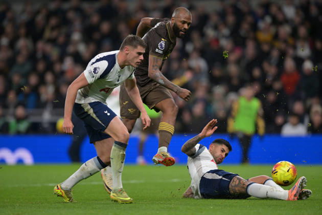 Spurs vs Brentford, Premier League Igor Thiago of Brentford FC tries a shot at goal during the Spurs vs Brentford, Premier League match at the Tottenham Hotspur Stadium London. London Tottenham Hotspur Stadium UK Copyright: xMartinxDaltonx Spurs_vs_Brentford_061225_MD_450