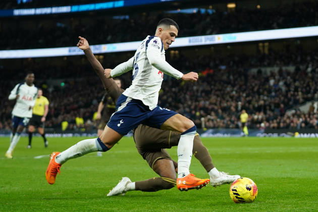 Tottenham Hotspur v Brentford, Premier League Pedro Porro of Tottenham Hotspur battling for the ball Rico Henry of Brentford during the Tottenham Hotspur v Brentford Premier League match at the Tottenham Hotspur Stadium, London, England on 6 December 2025 Credit: Dylan Hepworth Every Second Media Editorial use only. All images are copyright Every Second Media Limited. No images may be reproduced without prior permission. All rights reserved. Premier League and Football League images are subject to licensing agreements with Football DataCo Limited. see https: www.football-dataco.com Copyright: xIMAGO EveryxSecondxMediax ESM-1700-0089 DylanxHepworthx xEveryxSecondxMediax
