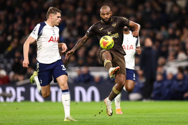 Tottenham Hotspur gegen Brentford 06 Dezember 2025, London Premier League Fußball Tottenham Hotspur gegen Brentford Igor Thiago von Brentford und Micky van de Ven von Tottenham Hotspur Foto Jacques Feeney Abseits London UK  Copyright: xJacquesxFeeneyx xOffsidexOffside