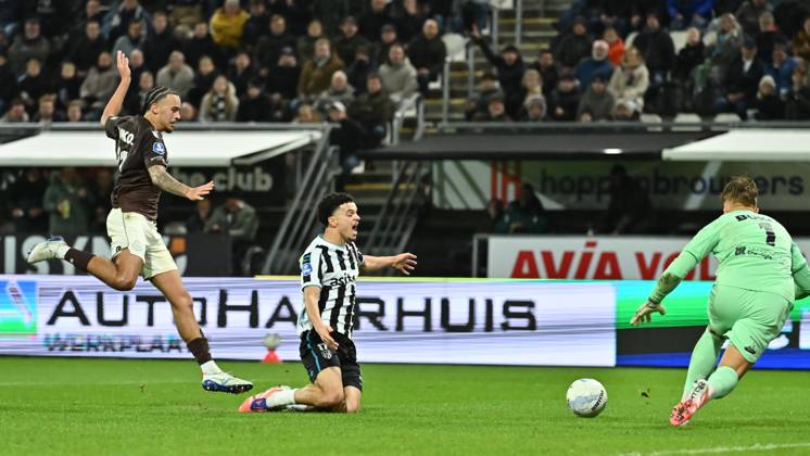 ALMELO , 06 12-2025 , Stadium Asito , season 2025 2026 , Dutch Eredivisie football , match between Heracles Almelo and Telstar , picture shows Telstar player Nils Rossen, Heracles player Tristan van Gilst, Telstar goalkeeper Ronald Koeman Heracles - Telstar x32383076x Copyright: