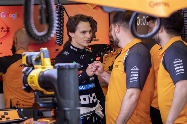 2025 Formula One Abu Dhabi Grand Prix Yas Marina Circuit, Abu Dhabi, United Arab Emirates. 6.December.2025; Oscar Piastri of Australia and McLaren F1 Team during Free Practice 3 Formula One Abu Dhabi Grand Prix (Photo by Jay Hirano) Abu Dhabi Yas Marina Circuit United Arab Emirates Copyright: xJayxHiranox