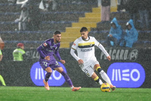 Gil Dias ( FC Famalicao ) in action during the match between FC Famalicao and SC Braga, valid for Liga Portugal Betclic 2025 2026 at Estadio Municipal de Famalicao on 6 December 2025. Famalicao Estadio Municipal de Famalicao Famalicao Portugal Copyright: xIMAGOx xPRIMExSPORTSxIMAGESx xFILIPExOLIVEIRAx
