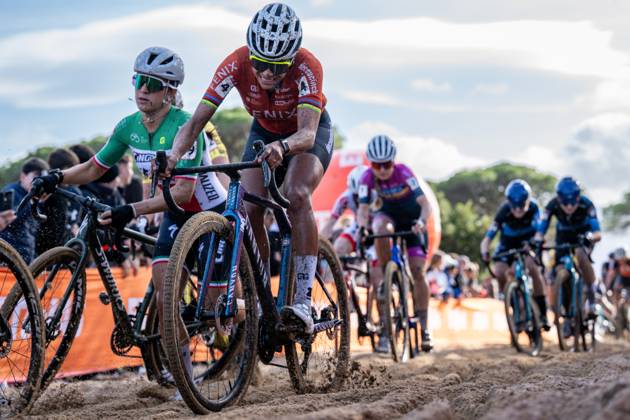 Dutch Ceylin Del Carmen Alvarado pictured in action during the women s elite race of the Cyclocross World Cup, in Terralba, Sardinia, Italy, Sunday 07 December 2025, stage 3 (out of 12) in the World Cup of the 2026-2027 season. DAVIDxPINTENS x147185464x