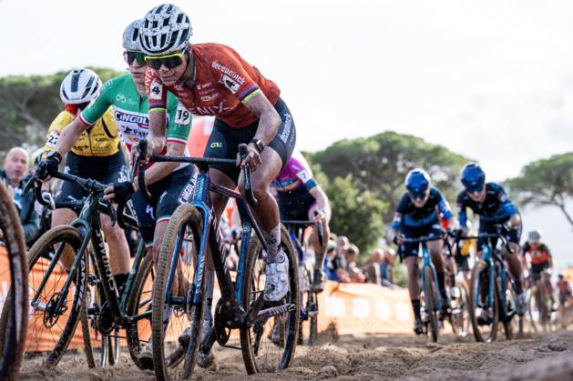 Dutch Ceylin Del Carmen Alvarado pictured in action during the women s elite race of the Cyclocross World Cup, in Terralba, Sardinia, Italy, Sunday 07 December 2025, stage 3 (out of 12) in the World Cup of the 2026-2027 season. DAVIDxPINTENS x147213003x