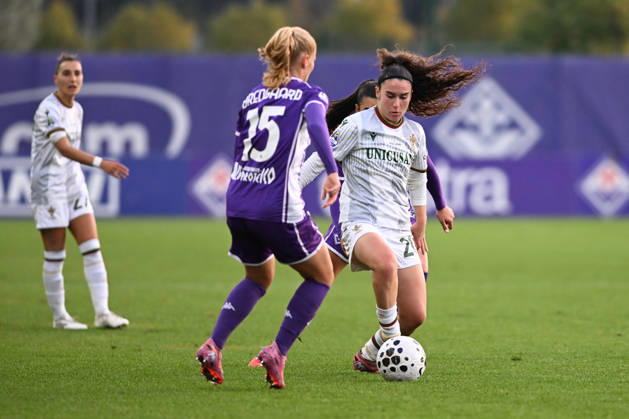 CALCIO - Serie A Femminile - ACF Fiorentina vs Ternana Women Pellegrino Cimo Giada (Ternana) against Bregaard Sofie (Fiorentina) during ACF Fiorentina vs Ternana Women, Italian football Serie A Women match in Bagno a Ripoli (FI), Italy, December 07 2025 Bagno a Ripoli (FI) Italy Copyright: xIPAxSport ABACAx