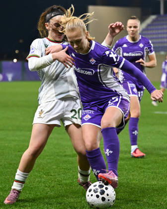 CALCIO - Serie A Femminile - ACF Fiorentina vs Ternana Women Bredgaard Sofie (Fiorentina) against Di Giammarino Virginia (Ternana) close to the corner flag during ACF Fiorentina vs Ternana Women, Italian football Serie A Women match in Bagno a Ripoli (FI), Italy, December 07 2025 Bagno a Ripoli (FI) Italy Copyright: xIPAxSport ABACAx