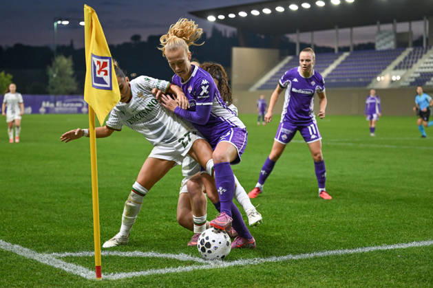 CALCIO - Serie A Femminile - ACF Fiorentina vs Ternana Women Bredgaard Sofie (Fiorentina) against Di Giammarino Virginia (Ternana) close to the corner flag during ACF Fiorentina vs Ternana Women, Italian football Serie A Women match in Bagno a Ripoli (FI), Italy, December 07 2025 Bagno a Ripoli (FI) Italy Copyright: xIPAxSport ABACAx