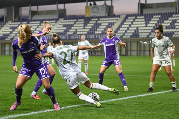 CALCIO - Serie A Femminile - ACF Fiorentina vs Ternana Women Bredgaard Sofie (Fiorentina) against Di Giammarino Virginia (Ternana) close to the corner flag during ACF Fiorentina vs Ternana Women, Italian football Serie A Women match in Bagno a Ripoli (FI), Italy, December 07 2025 Bagno a Ripoli (FI) Italy Copyright: xIPAxSport ABACAx