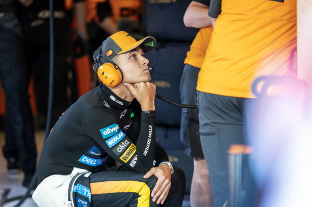 2025 Formula One Abu Dhabi Grand Prix Yas Marina Circuit, Abu Dhabi, United Arab Emirates 7.December.2025; Lando Norris of Great Britain and McLaren F1 Team in the garage during Formula One Abu Dhabi Grand Prix (Photo by Jay Hirano) Abu Dhabi Yas Marina Circuit United Arab Emirates Copyright: xJayxHiranox
