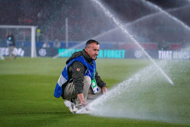 Football UEFA Champions League 2025 26, Matchday 6 FC Barcelona vs Eintracht Frankfurt Camp Nou Barcelona Barcelona, Spain, Europe groundsman checks turf irrigation, sprinklers, stadium preparation, Champions League, safety, pitch maintenance, infrastructure, UEFA, water pressure, matchday setup, technical check, sports arena, FC Barcelona, Eintracht Frankfurt, wet irrigation, work routine, greenkeeping, symbol photo professional soccer Copyright: xJOERANxSTEINSIEKx