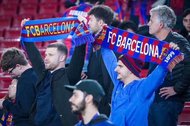 Football UEFA Champions League 2025 26, Matchday 6 FC Barcelona vs Eintracht Frankfurt Camp Nou Barcelona fans with Barca scarf in the stadium, anticipation, Champions League, FC Barcelona, fan culture, supporter, emotions, matchday, international supporters, fan merchandise, soccer atmosphere, grandstand, UEFA, group stage, major event, symbolic photo fan passion Barcelona province Barcelona Spain Copyright: xJOERANxSTEINSIEKx