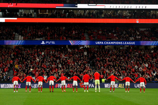 SL Benfica v Napoles FC - UEFA Champions League 2025 2026 Equipa do Benfica agradece aos adeptos durante a partida entre SL Benfica v Napoles FC, valida pela fase de Grupos da Uefa Champions League 2025 2026, no Estadio da Luz, Portugal (Foto de Diogo Faria Reis Avant Sports) Lisboa Estadio da Luz Portugal Copyright: xDiogoxFariaxReis AvantxSportsx