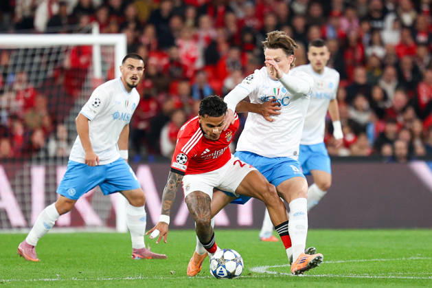 SL Benfica v Napoles FC - UEFA Champions League 2025 2026 Medio Colombiano do Benfica, Richard Rios 20 em disputa com o medio escoces do Napoles, Scott Mctominay durante a partida entre SL Benfica v Napoles FC, valida pela fase de Grupos da Uefa Champions League 2025 2026, no Estadio da Luz, Portugal (Foto de Diogo Faria Reis Avant Sports) Lisboa Estadio da Luz Portugal Copyright: xDiogoxFariaxReis AvantxSportsx